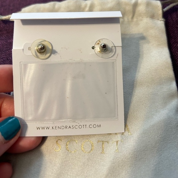 KENDRA SCOTT Charlie Grace Gold Hoops - Picture 5 of 5